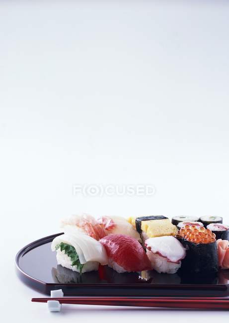 Sushi Maki et nigiri sur plateau — Photo de stock