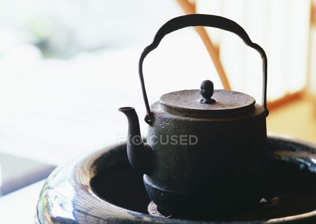 Вид крупным планом на жаровню и черный чайник — стоковое фото