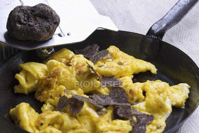 Black Perigord truffles on scrambled eggs — Stock Photo