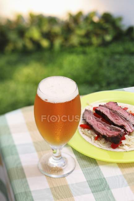 Cerveja com salada de carne e repolho — Fotografia de Stock