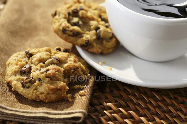 Biscotti con mirtilli rossi serviti con caffè — Foto stock