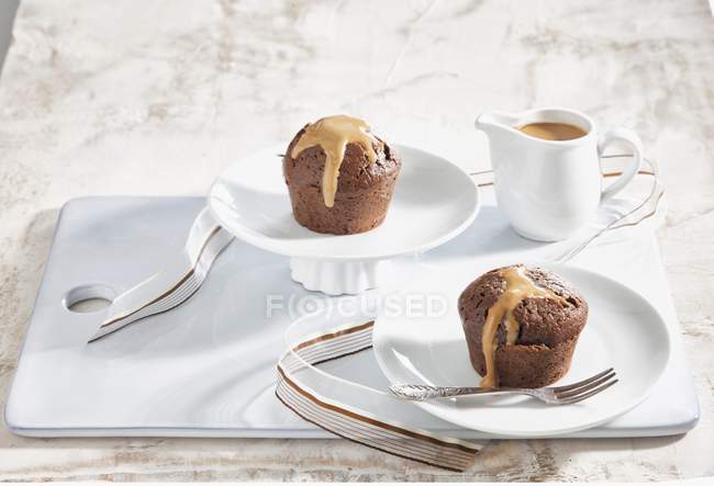 Schokoladenmuffins mit Karamellsoße — Stockfoto