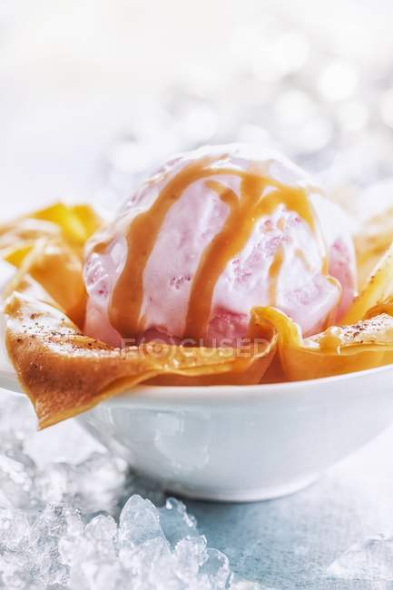 Совок Полуничним морозивом — стокове фото