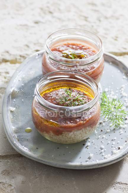 Couscous mit Gazpacho im Glas — Stockfoto