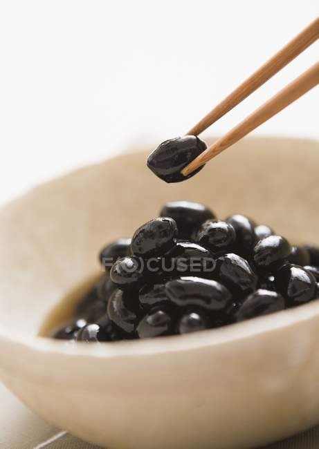 Compota de feijão preto na placa branca — Fotografia de Stock