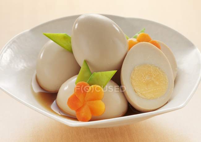 Huevos cocidos en salsa de soja - foto de stock