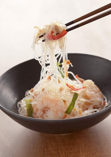 Rice noodle salad with shrimps and herbs — Stock Photo