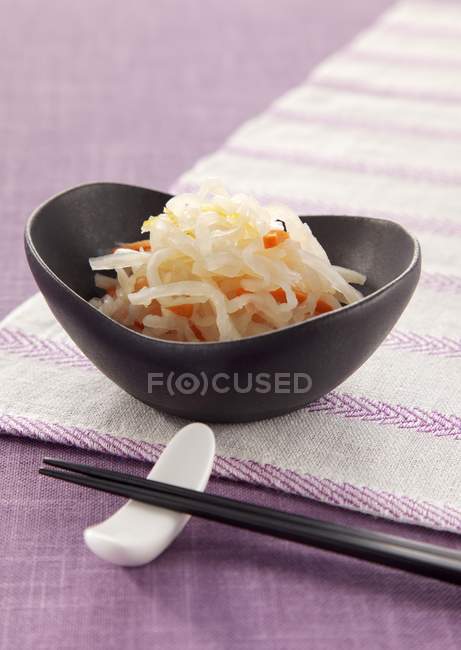 Rábano y zanahoria japoneses vestidos con salsa agria - foto de stock