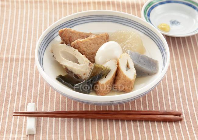 Японское блюдо Оден с вареным яйцом и обработанными рыбными тортами — стоковое фото