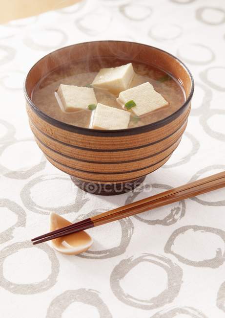Nahaufnahme dampfender Misosuppe mit Tofu in Schüssel — Stockfoto