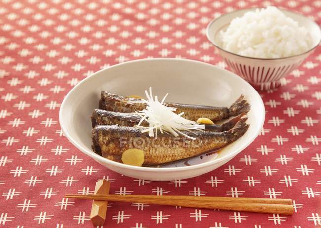 Vista de cerca de sardinas hervidas en salsa de soja de jengibre - foto de stock