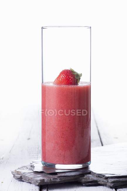 Strawberry smoothie in glass — Stock Photo