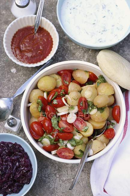 Картофельный салат с помидорами — стоковое фото