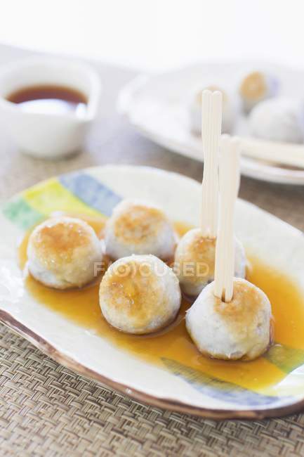 Gnocchi di taro con una glassa di soia dolce su piatto bianco — Foto stock