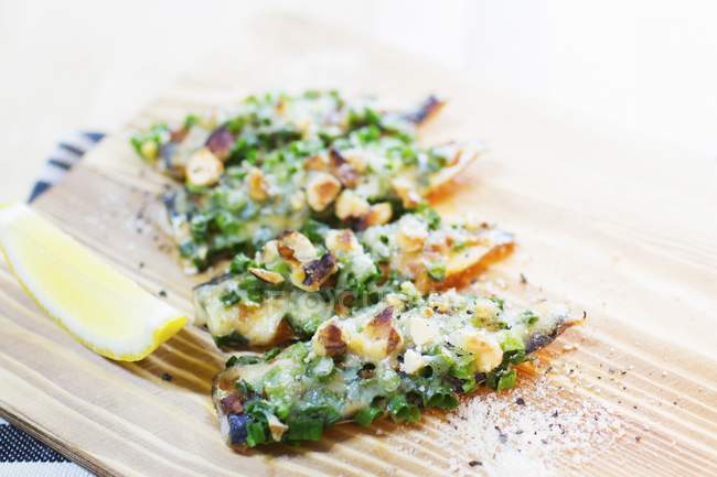 Sardine cuite au four avec oignon — Photo de stock