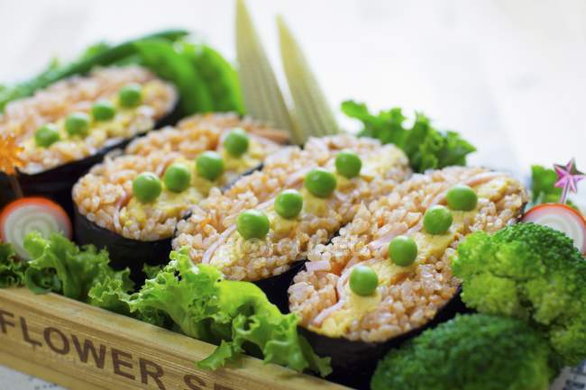 Bolo de arroz com omelete e ervilhas — Fotografia de Stock