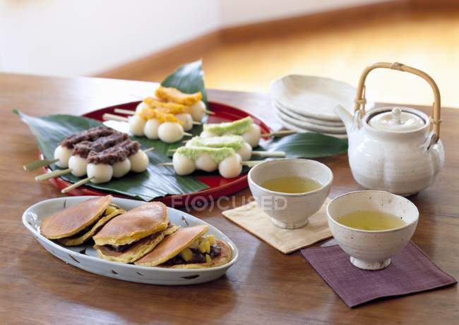 Vista elevada de doces japoneses e chá verde — Fotografia de Stock
