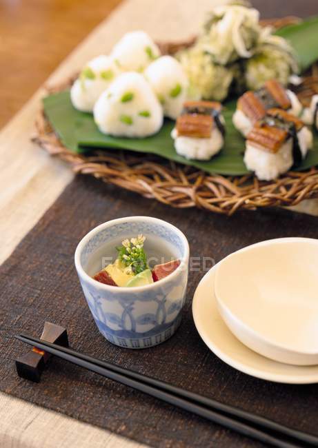 Vista elevada de diferentes alimentos japoneses con palillos - foto de stock