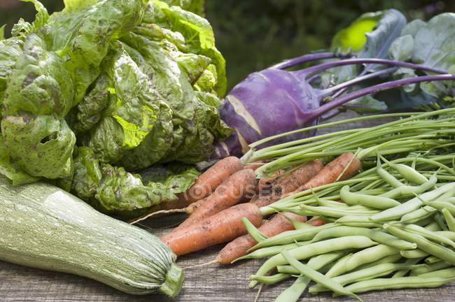 Gemüse auf Holzoberfläche — Stockfoto