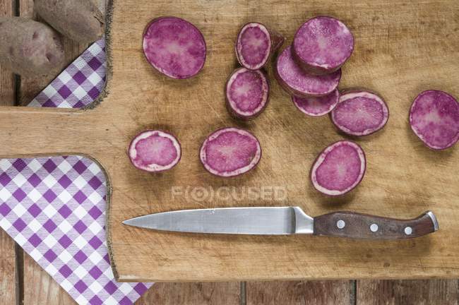 Нарезанный фиолетовый картофель — стоковое фото