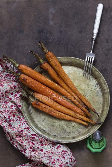 Zanahorias asadas en horno - foto de stock