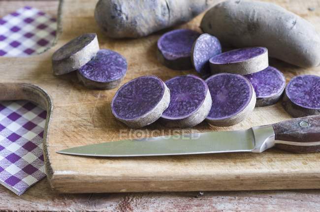 In Scheiben geschnittene lila Kartoffeln — Stockfoto