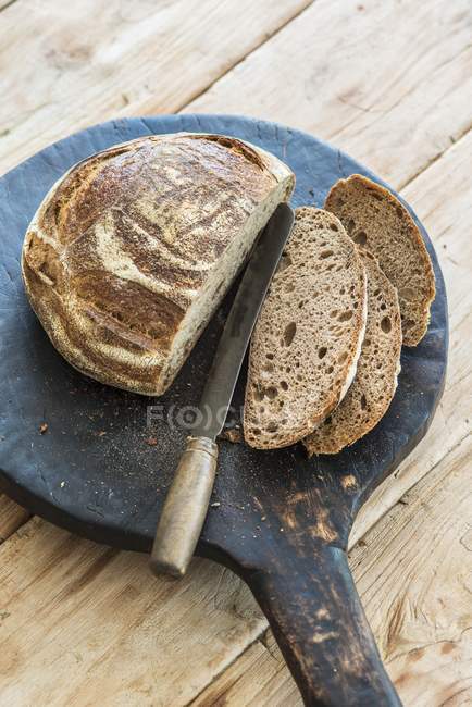 Pane su tavola di legno — Foto stock