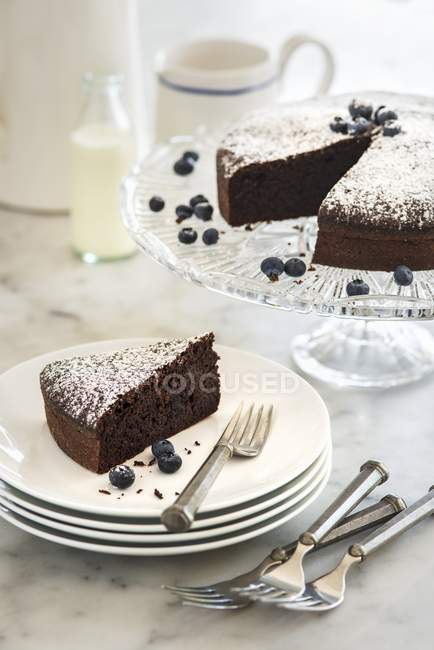 Шоколадный торт с черникой — стоковое фото