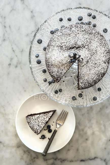 Torta al cioccolato con mirtilli — Foto stock