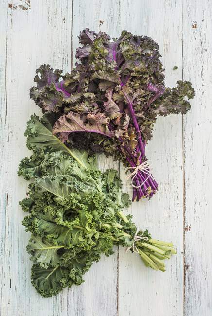 Faisceaux de chou frisé vert et violet — Photo de stock