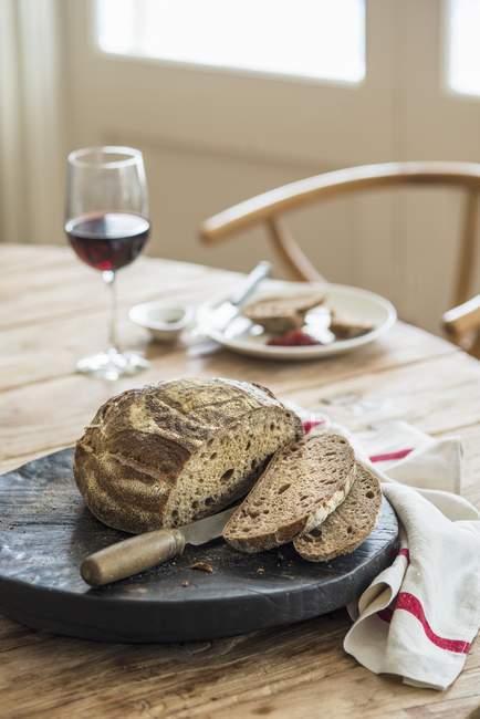 Tisch gedeckt mit Brot — Stockfoto