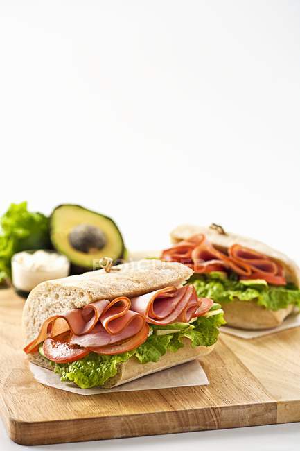 Schinken und Salat auf Brot — Stockfoto