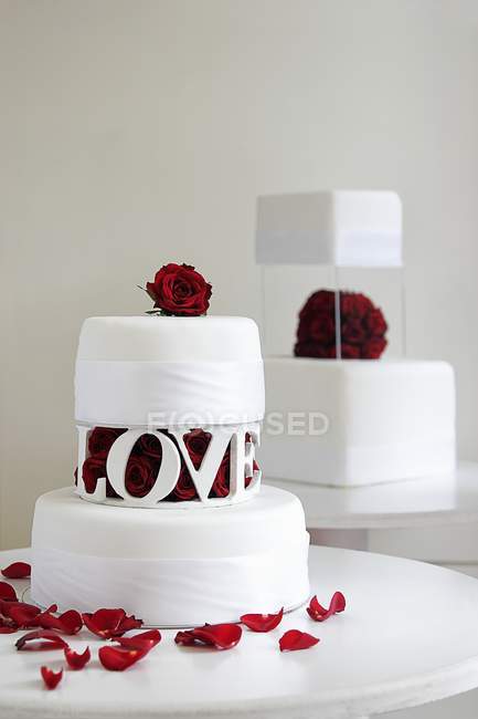 Два свадебных торта — стоковое фото