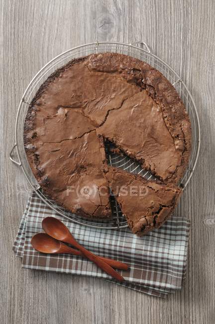 Chocolate cake on wire rack — Stock Photo