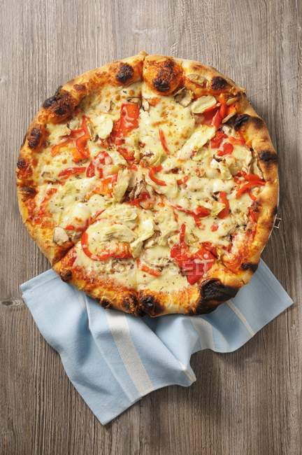 Pizza con tomates y alcachofas - foto de stock