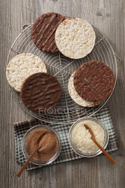 Gofres de arroz con chocolate - foto de stock