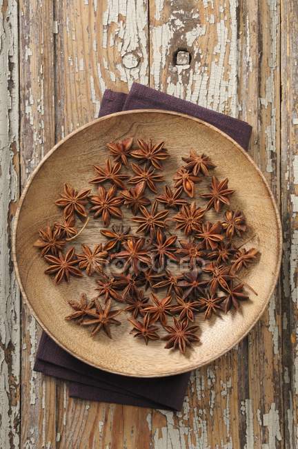 Vista dall'alto di stelle di anice su un piatto di legno — Foto stock