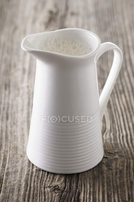 Brocca di latte sulla superficie — Foto stock