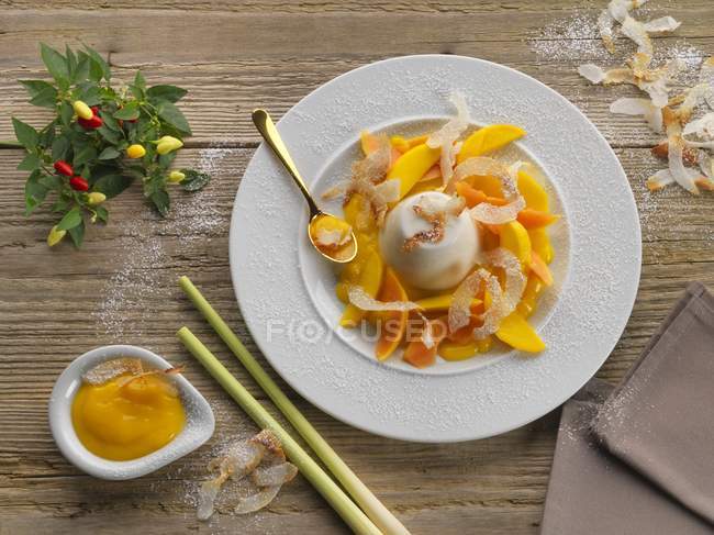 Kokosnuss-Panna-Cotta mit Mango — Stockfoto