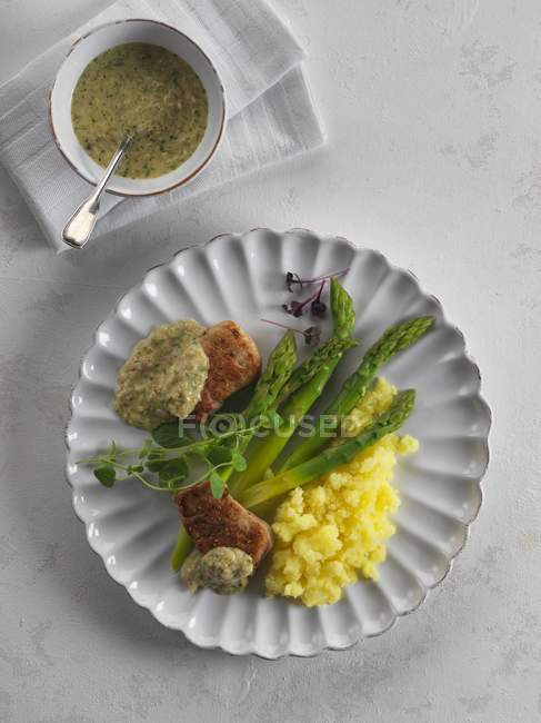 Green asparagus with pork — Stock Photo