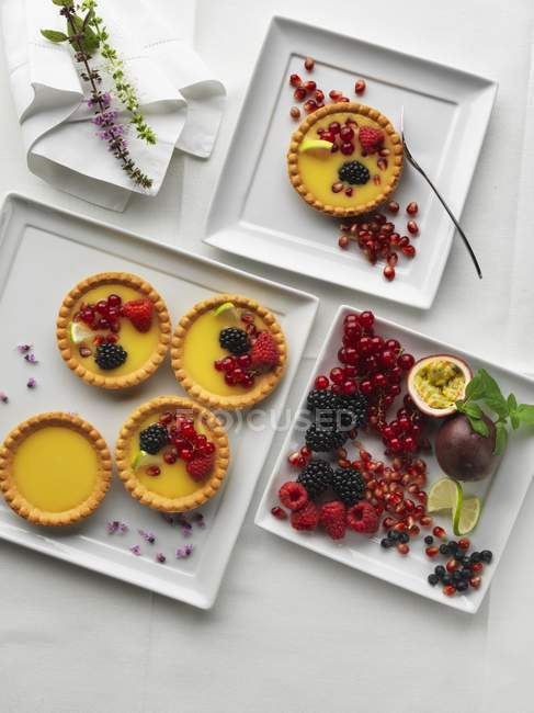 Асортимент тістечок з ягодами — стокове фото