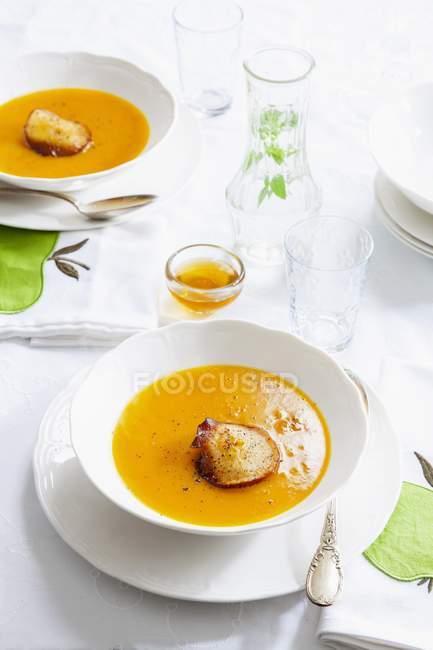 Pumpkin and apple soup — Stock Photo