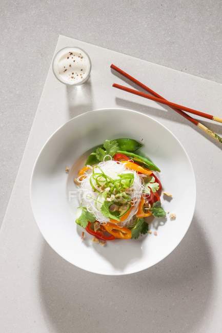 Insalata di noodle di riso con verdure — Foto stock