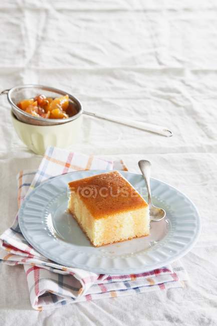 Semolina cake with summer fruit syrup — Stock Photo