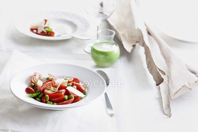 Салат из помидоров с фасолью .jpg — стоковое фото