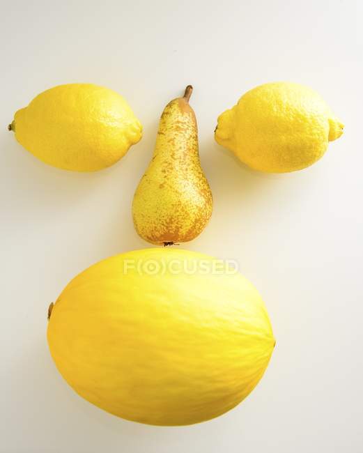 Viso fatto di frutti gialli — Foto stock