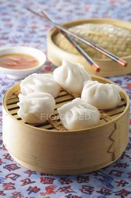 Closeup view of steamed Asian dumplings with a chilli sauce — Stock Photo