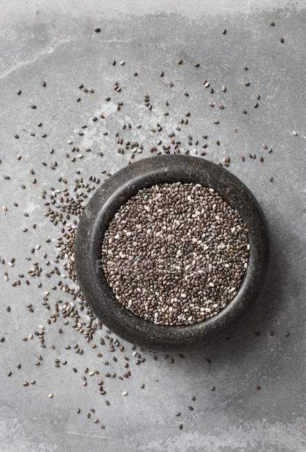 Семена чиа в миске — стоковое фото