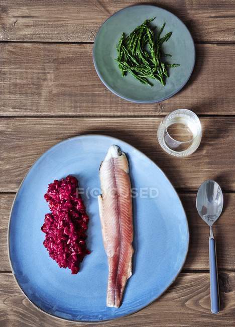 Beetroot risotto with smoked fish — Stock Photo