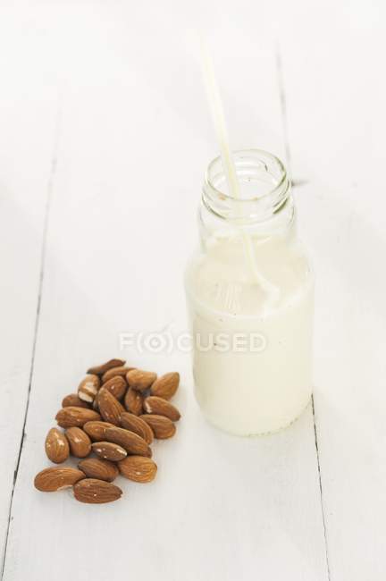 Botella de leche de almendras - foto de stock